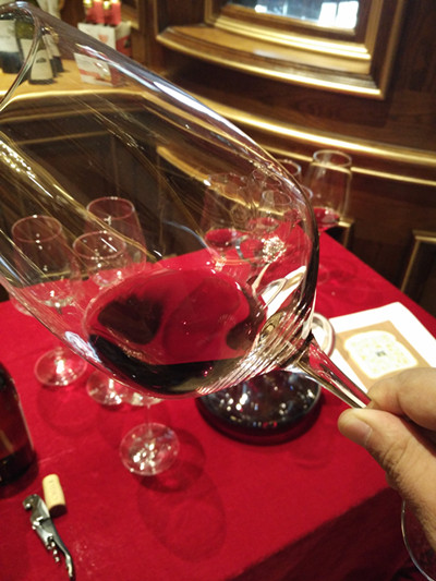 喝红酒都要摇晃酒杯 这其中的真正意义你了解吗？|餐饮界